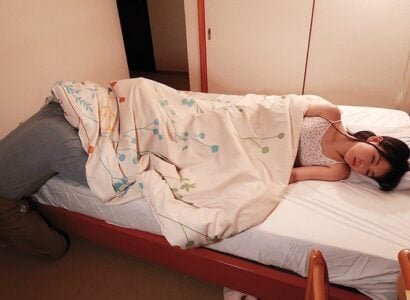 Cháu gái đã trưởng thành, chú thấy cơ bụng và ngay lập tức muốn quan hệ tình dục