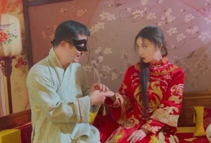 Người đẹp quyến rũ bị chàng trai giàu có quyến rũ về nhà 