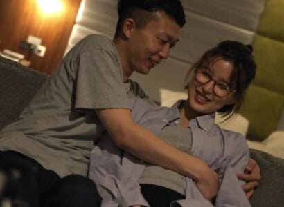 Gặp lại gấu cũ lại được rủ đi chơi trong khách sạn