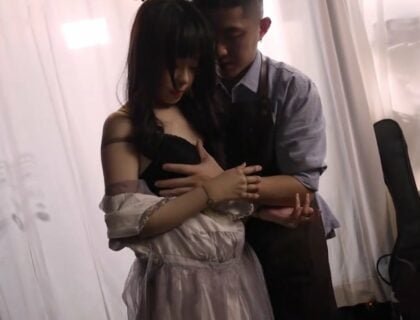 Nghệ nhân thiếu thốn khiếp sợ đụng đì vào con rối tự tay mình điêu khắc