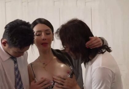 Mẹ hư vú bự nứng lồn xoạc loạn địt cùng 2 thằng con trai