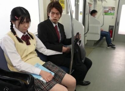 Nữ sinh bị các tên đồi bại hãm hiếp tập thể