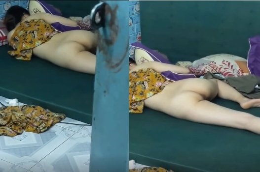 Rình địt lồn em hàng xóm quên khóa cửa